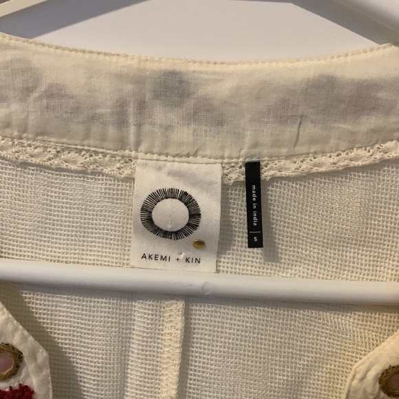 Size small boho 3/4 sleeve blouse with embroidered trim - Picture 2 of 3